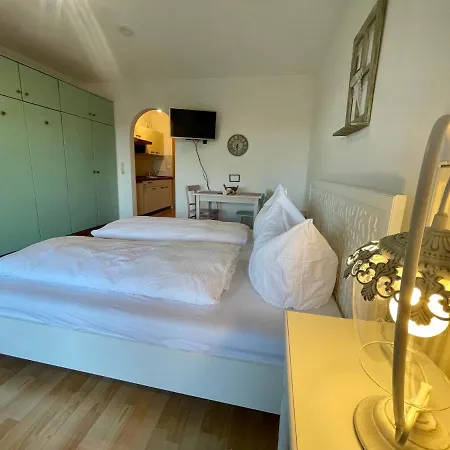 Ruhiges Apartment Mit Ausblick Vom Balkon